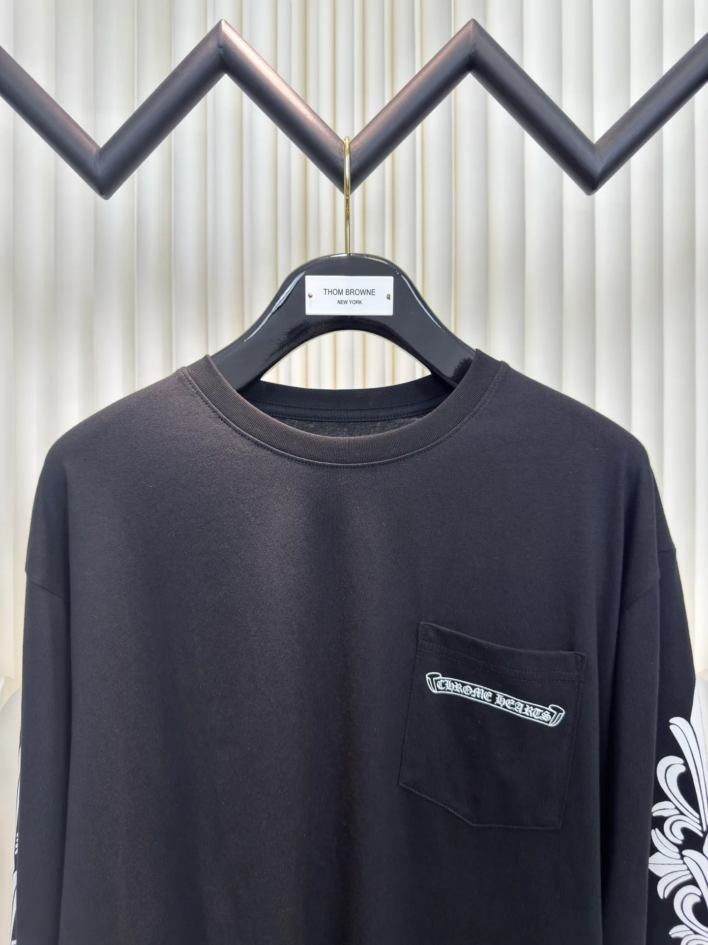 P310 Chrome Hear Aspen Graffiti Limited Long Sleeve The fabric is made of 26-woven 220g cotton material. The printing is ink printing. Customized accessories. Size S M L